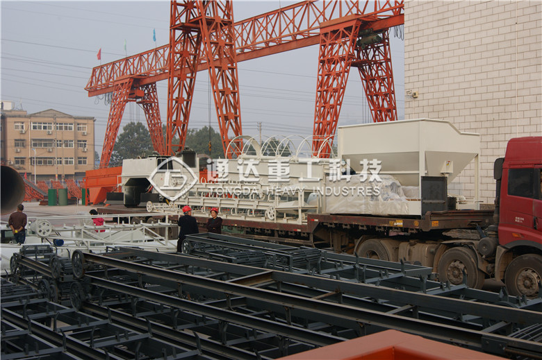 三亞客戶翻堆機(jī)發(fā)貨現(xiàn)場